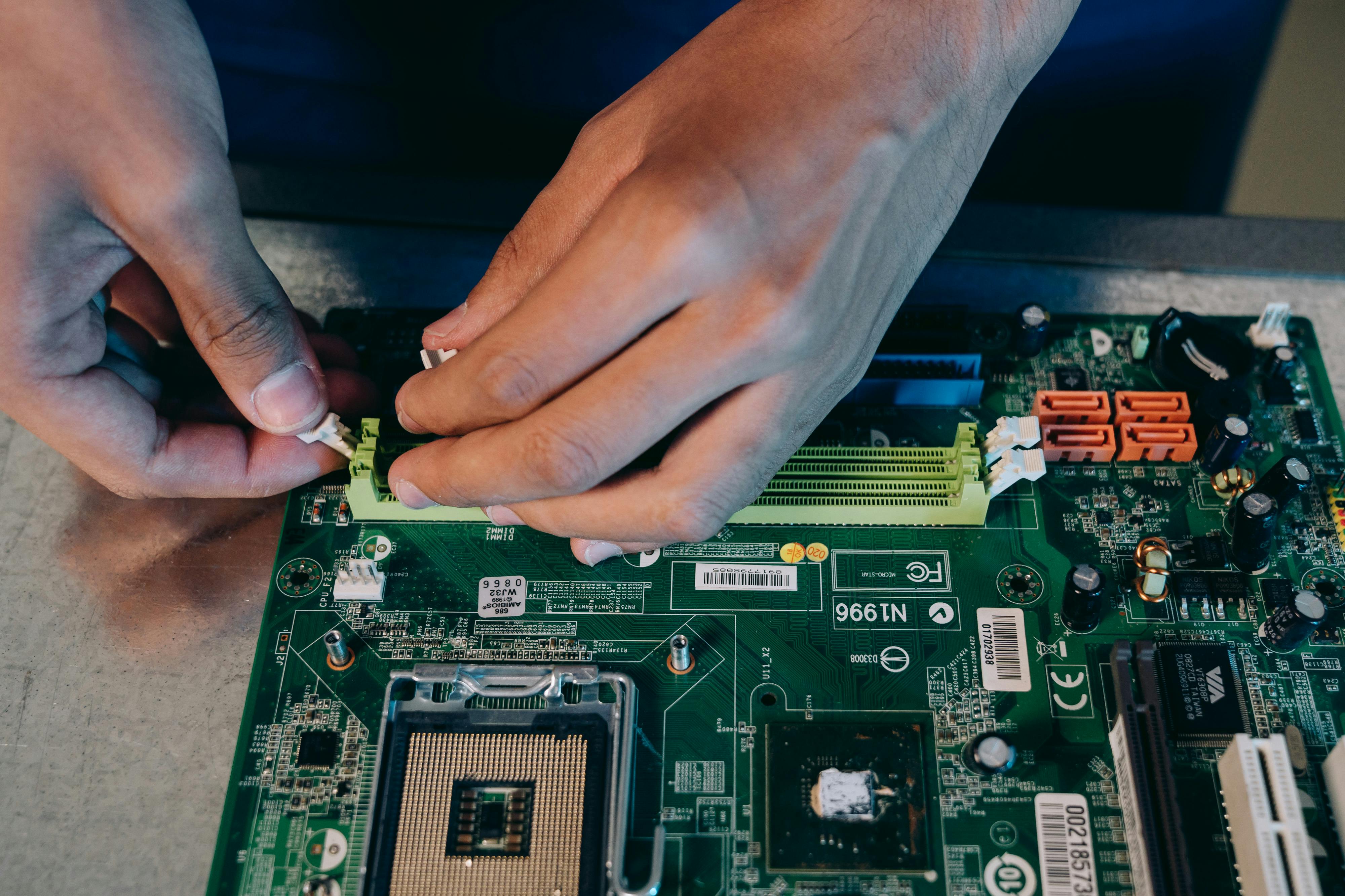 Persona arreglando una computadora