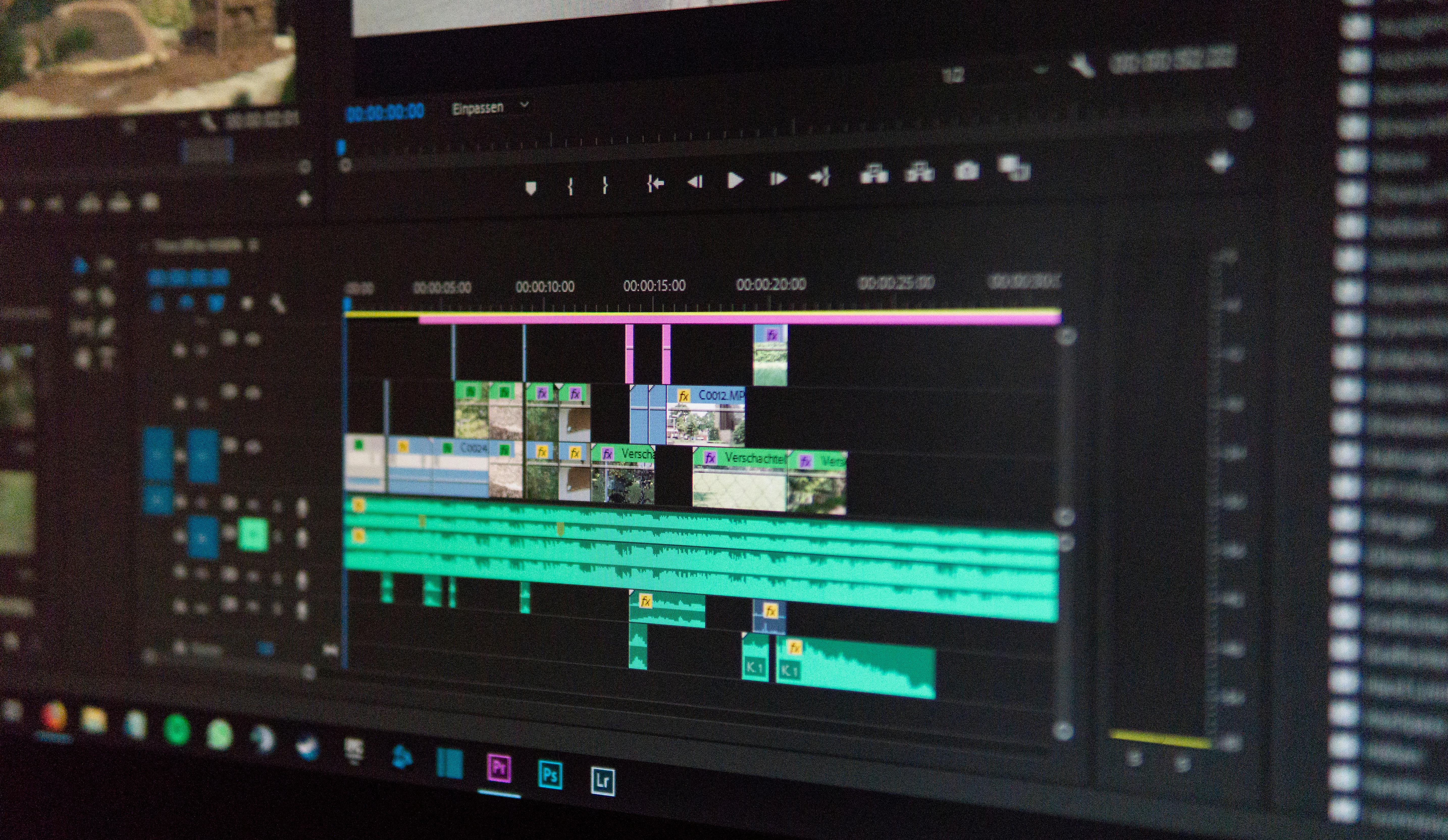 Pantalla de una computadora que está editando un video