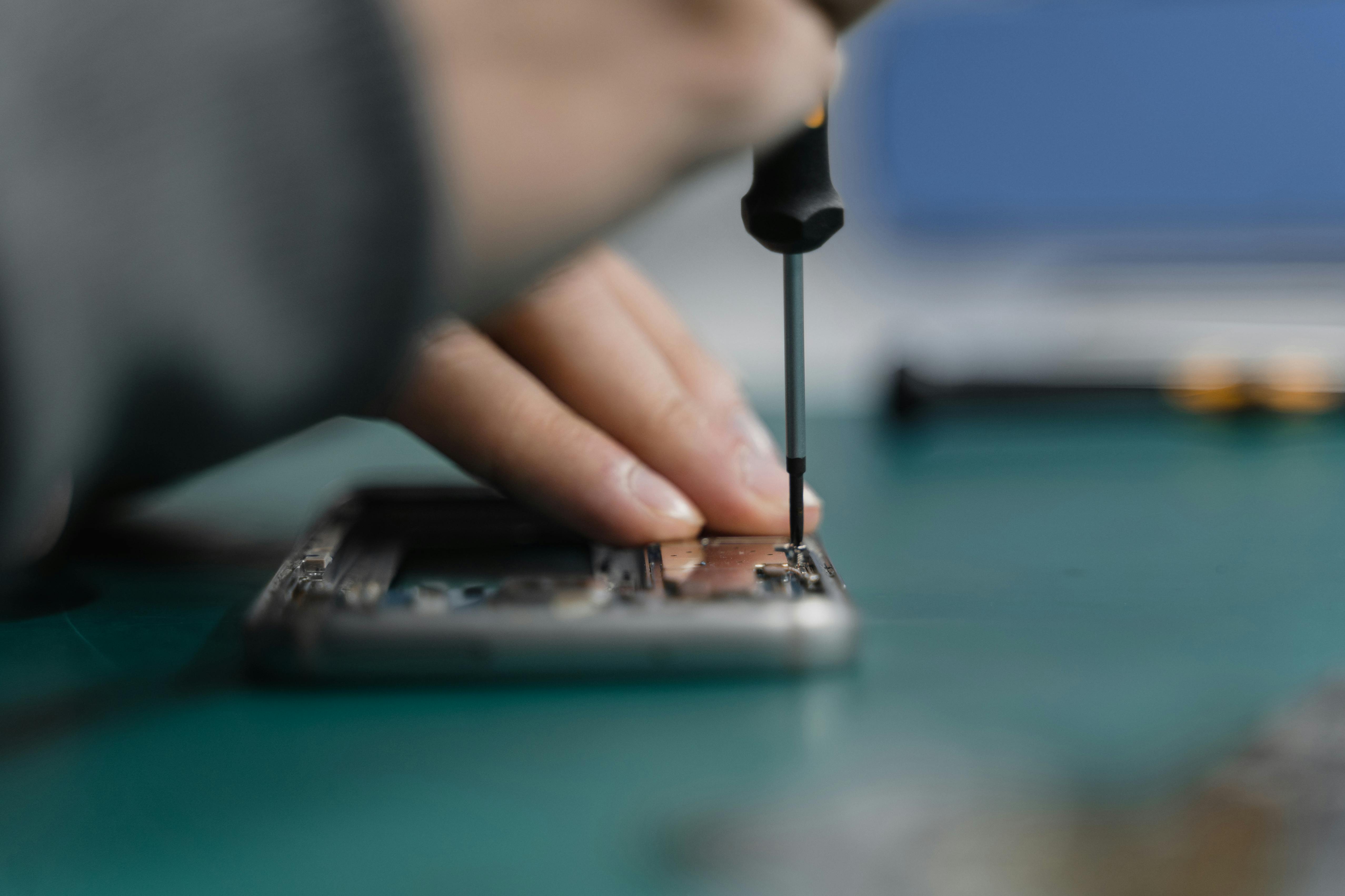 Hombre reparando un smartphone